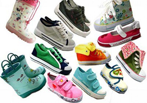 کفشی که می‌تواند به صدها طرح و رنگ مختلف تغییر حالت پیدا کند! + فیلم