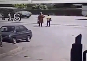 لحظه تصادف هولناک نیسان با مادر و فرزند + فیلم