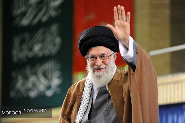 رهبر معظم انقلاب در حرم مطهر امام (ره): جای شهید و جلاد در دهه ۶۰ عوض نشود/ مسئولان باید موارد تخلف در انتخابات را با جدیت دنبال کنند/دولت سعودی جرم خود را سنگین‌تر می‌کند