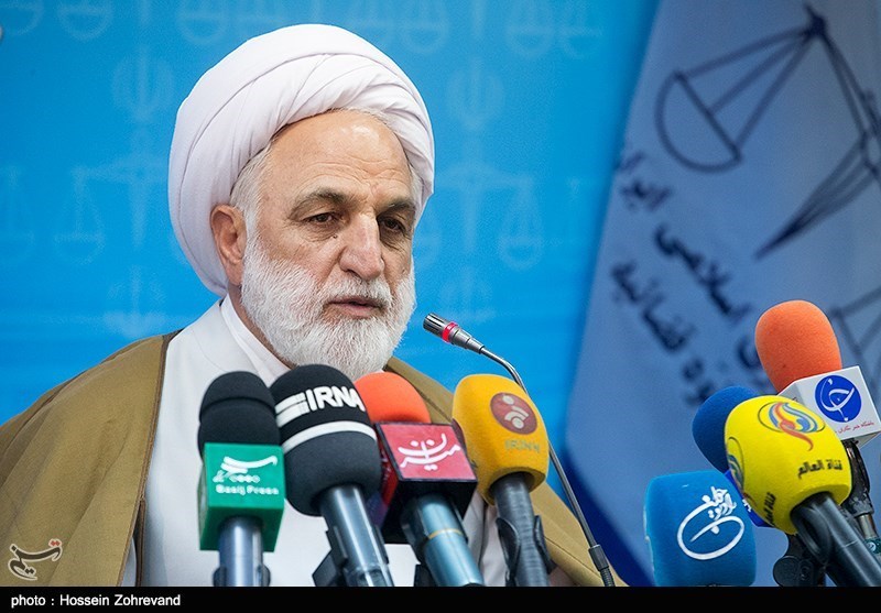 مشروح صد و چهاردهمین نشست خبری دستگاه قضا; برادر روحانی به زندان رفت/ برگ سبز ناجا سندرسمی نیست/ بقایی خودش خواست در انفرادی بماند/ ۱۰ سال حبس برای جاسوس دوتابعیتی/ حرف‌های احمدی‌نژاد خلاف واقع است/پرونده جاسوس دفتر آشنا در جریان است