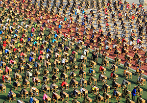 رقابت بیش از ۹ میلیون چینی برای عبور از سد کنکور + فیلم