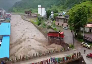 سیلی که کامیون را با خود برد! + فیلم
