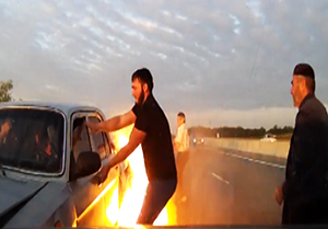 لحظه نجات سرنشینان خودرو قبل از وقوع انفجار + فیلم