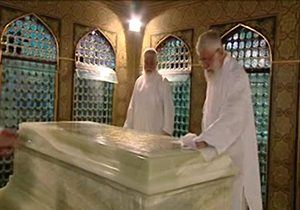 غبارروبی مضجع شریف رضوی با حضور رهبر انقلاب + فیلم