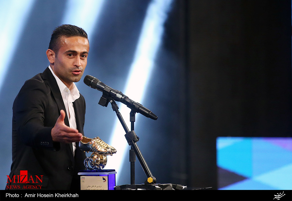 مراسم برترین‌های فوتبال ایران برگزار شد; طارمی مرد سال فوتبال ایران/نورافکن پدیده فصل/بیرانوند برترین دروازه‌بان/حسینی برترین مدافع/ابراهیمی برترین هافبک/برانکو برترین مربی/پرسپولیس برترین تیم