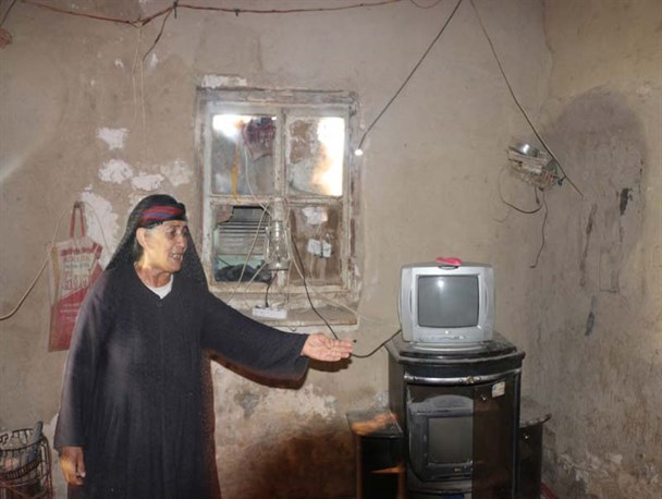 فقر در کنار میلیاردها!/ داشتن یخچال تنها آرزوی پیرزن!