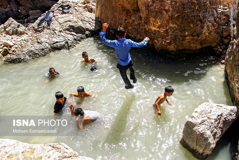چشمه‌ی آبگرم در دل کویر