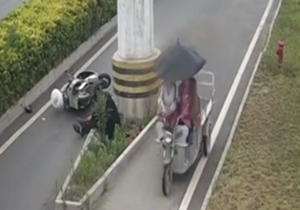 بی تفاوتی مردم به موتور سوار آسیب دیده + فیلم