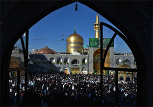 تعویض پرچم حرم امام رضا(ع) به مناسبت سالروز شهادت امام جواد(ع) + فیلم