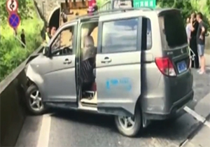 وقوع تصادف زنجیره‌ای با تغییر مسیر ناگهانی یک خودرو + فیلم