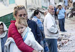 لحظات دلهره آور نجات نوزاد چند ماه از میان خرابه های زلزله + فیلم