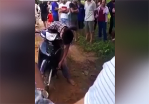 مردمی که به تماشای مردن یک نوجوان نشستند + فیلم