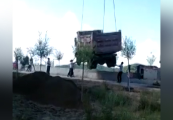 لحظه له شدن کارگران زیر کامیون + فیلم