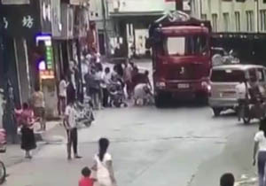 له شدن یک دختربچه زیر چرخ‌ کامیون در جلوی چشم مادرش + فیلم