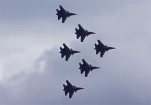 انجام حرکت‌های نمایشی حیرت انگیز توسط جنگنده‌های روسی + فیلم