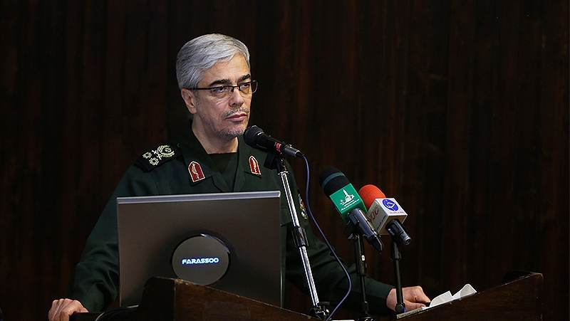 سرلشکر باقری در مراسم معارفه فرمانده جدید ارتش: ارتش و سپاه باید در درگیری مستقیم با دشمن باشند/ تکیه صرف بر رزمایش کافی نیست/ هزینه تهاجم به ایران برای دشمن سنگین خواهد بود