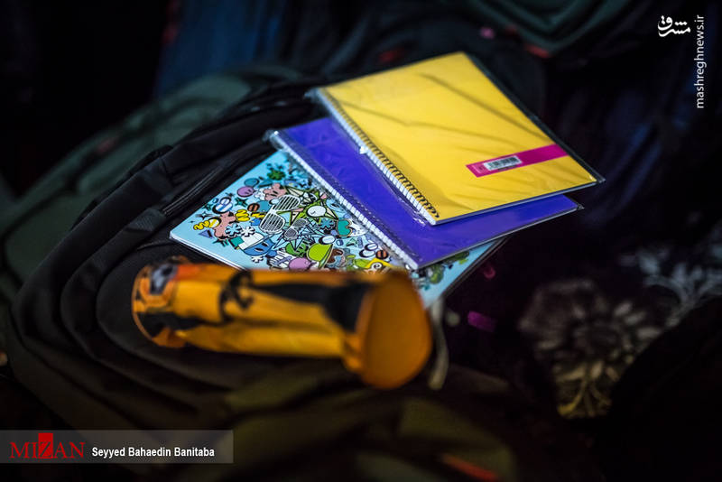 اهدای لوازم التحریر به دانش آموزان معلول