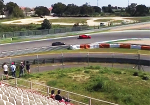 پرتاب شدن خودرو به سمت موانع در جریان مسابقات اتومبیلرانی + فیلم