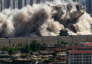 ساختمانی که روی سر ۸ عابر پیاده آوار شد! + فیلم