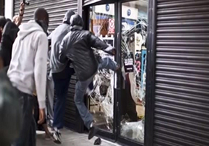 یورش مردم ایالت‌های طوفان‌زده آمریکا برای غارت فروشگاه‌ها + فیلم