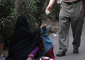 شناسایی گدای قلابی با پوشش زنانه در تهران! + فیلم