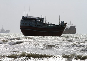 توقیف لنجی که به آب‌های ایران تجاوز کرده بود + فیلم