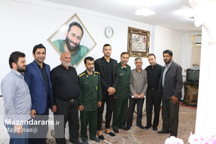 محمد خاکسار مدال نقره تکواندو آسیا را به خانواده شهید زال نژاد اهدا کرد+ تصاویر