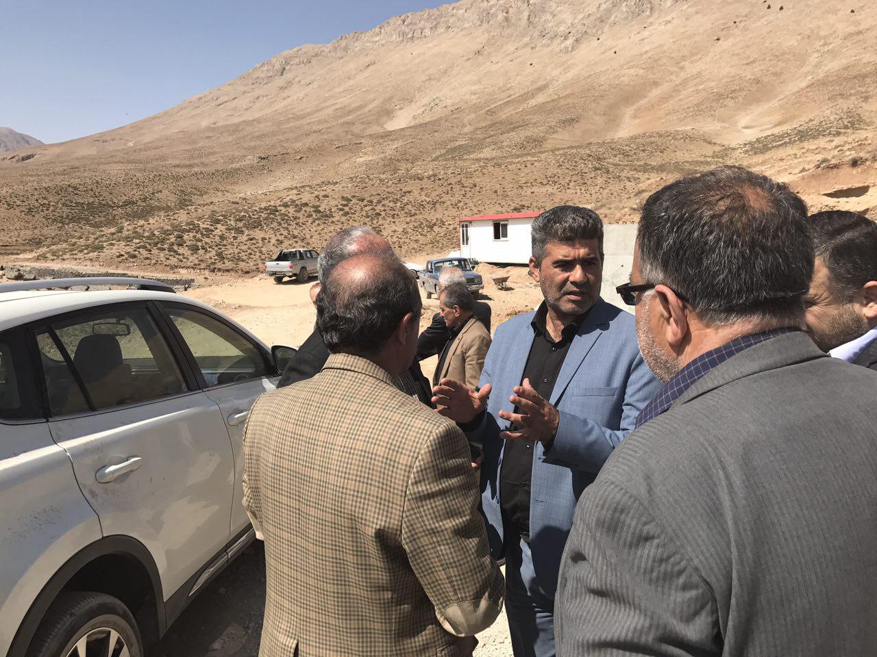 بازدید بخشدار لاریجان از منبع یک و نیم میلیون لیتری آب شرب در حال ساخت روستای پلور+ عکس