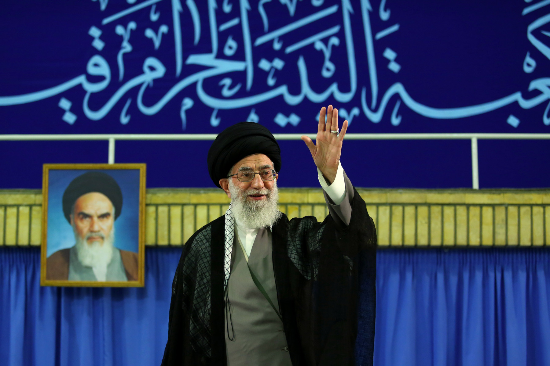 رهبر انقلاب در دیدار کارگزاران حج: مسئولان سعودی با بی‌حیایی تمام علیه جمهوری اسلامی حرف زدند/با ارتباط با مردم، حصار طرف مقابل را بشکنید/ تاکید بر انتقال اقلام مصرفی زائران از ایران