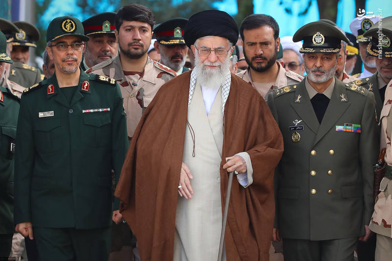 حضور رهبرانقلاب در مراسم دانش آموختگی دانشجویان افسری