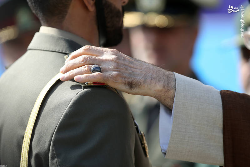 اعطای سردوشی به افسران ارتش توسط رهبرانقلاب