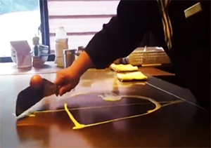 مهارت شگفت انگیز یک آشپز در درست کردن نیمرو! + فیلم