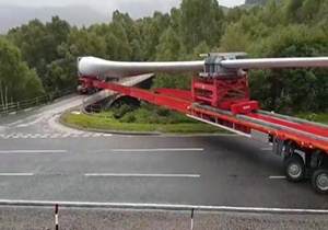 عبور تریلی بسیار طویل حمل پره توربین بادی از پیچ تند + فیلم