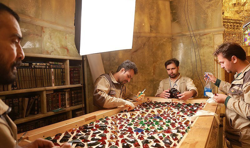 نقاشی پشت شیشه در ضریح خیمه گاه امام سجاد (ع) آغاز شد