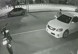 لحظه تصادف موتورسیکلت با سرنشین خودرو +فیلم
