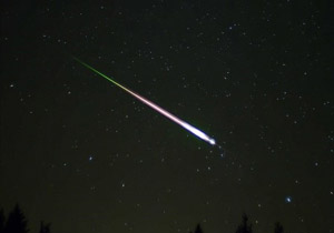 مشاهده شی نورانی عجیب و غریب در آسمان استان فارس +فیلم