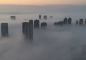 محو شدن آسمانخراش‌ها زیر مه + فیلم