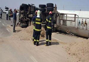 واژگونی تانکر حامل قیر داغ در گردنه حیران + فیلم