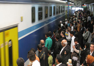 خطرناک‌ترین کار در متروی کرج به تهران + فیلم