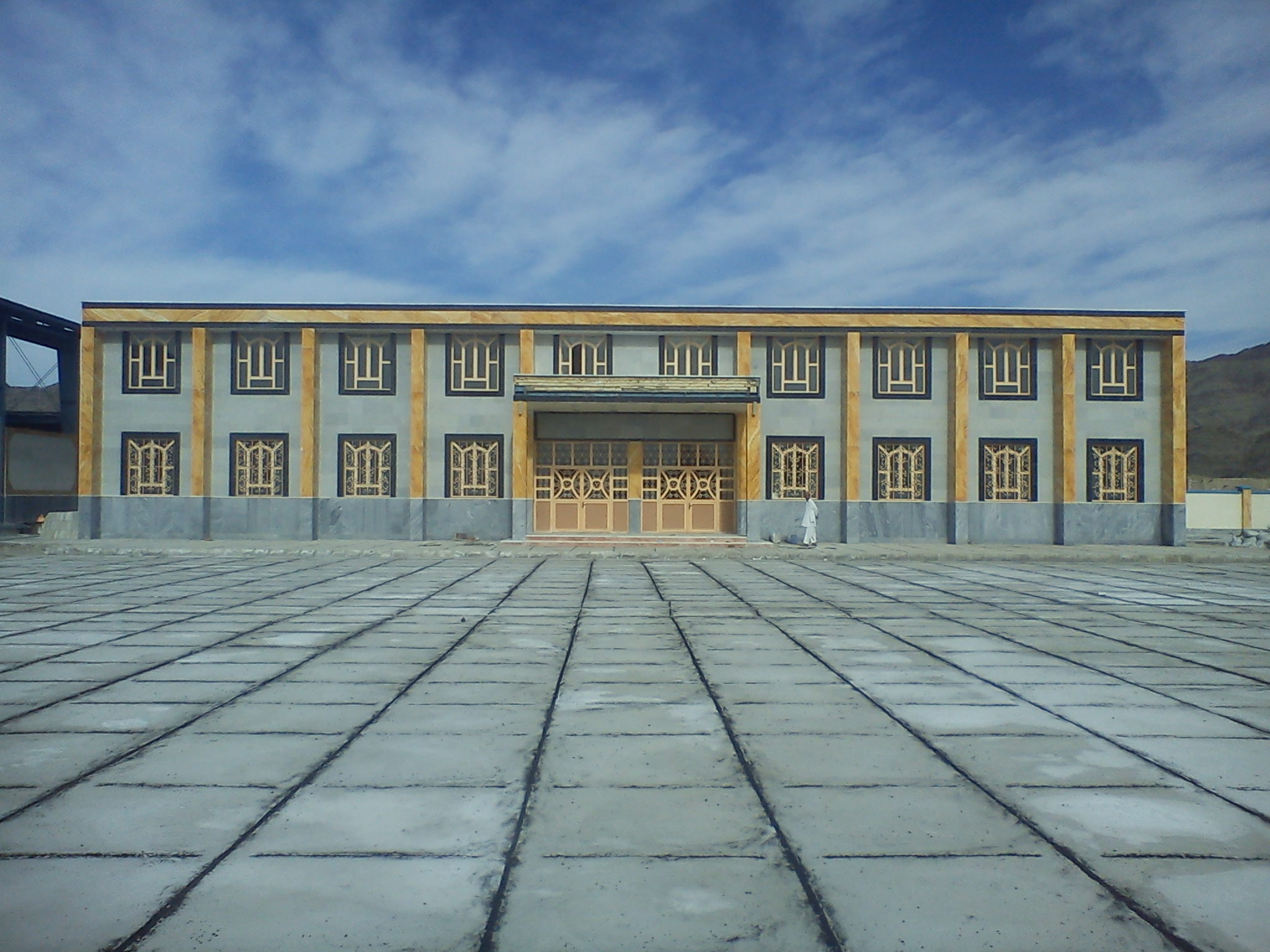 درگیری شدید دانش آموزان با مسئولان یک دبیرستان + فیلم