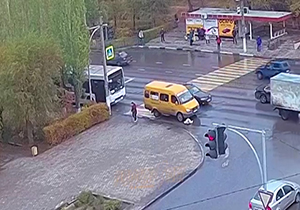 عبور ون از روی یک زن روی خط عابر پیاده + فیلم