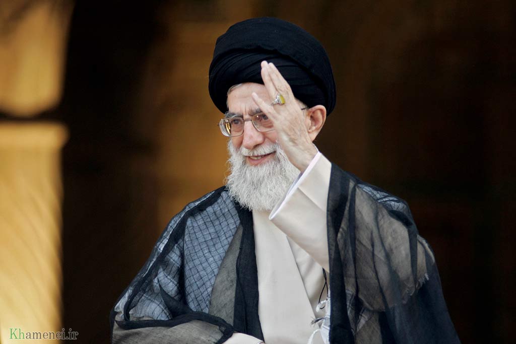 رهبر معظم انقلاب در مراسم دانش‌آموختگی دانشجویان دانشگاههای افسری ارتش: مهمترین مسئله کشور معیشت مردم است/ وقتی همه‌چیز بر محور نفت می‌چرخد اقتصاد ناامن است/ قدرت دفاعی کشور به هیچ‌وجه قابل مذاکره نیست