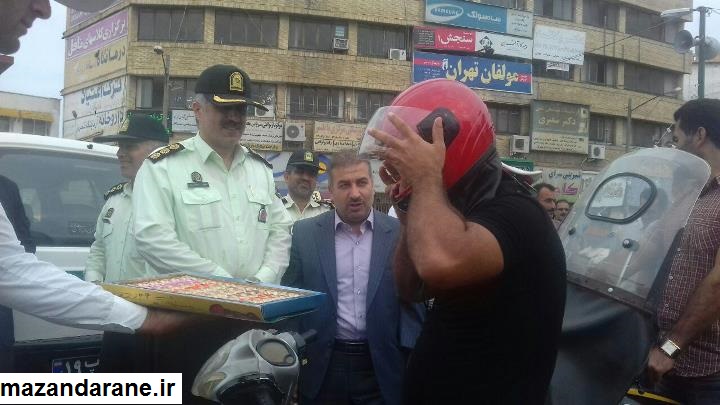 اهدای کلاه ایمنی به موتور سواران قانون مند در بابلسر