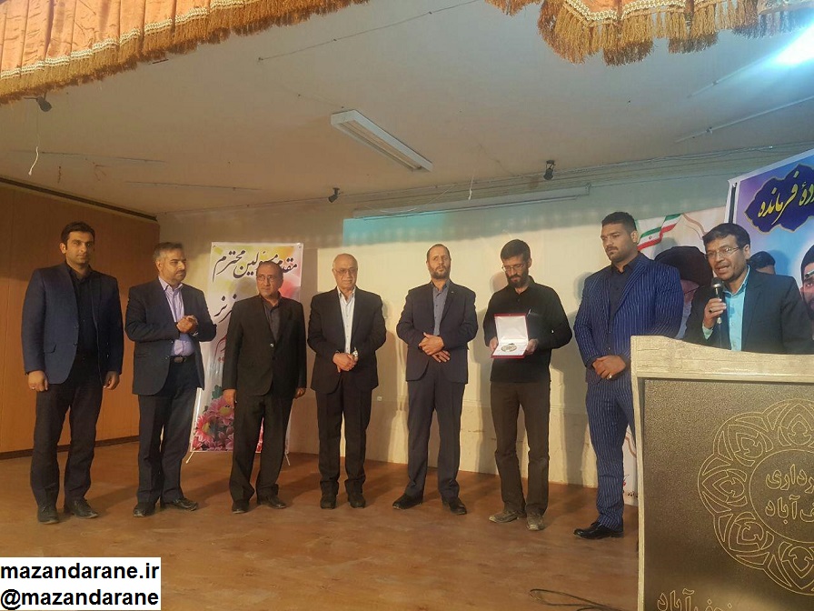 تقدیم مدال جهانی قهرمان آملی به خانواده شهید حججی+ تصاویر