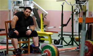 حمله به عنوان قویترین مرد جهان بعد از ۸ سال خانه‌نشینی