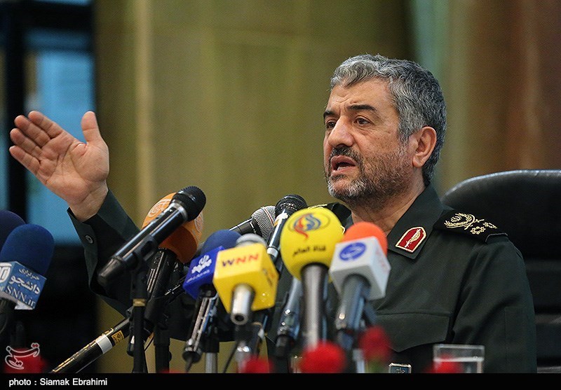 سرلشکر جعفری در نشست خبری: پیروزی‌های اخیر به معنای نابودی کامل داعش نیست/ در برابر عربستان خویشتن‌داری می‌کنیم/ درخواست مذاکره موشکی را به پای جوانی و ناپختگی رئیس جمهور فرانسه می گذاریم/ حزب الله باید مسلح و مجهز باشد