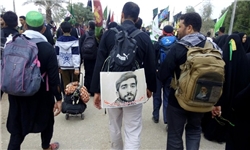 نقش برجسته یاد شهدا بر کوله جوانان در اربعین حسینی