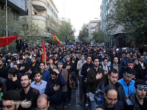 هزاران نفر از دانشجویان در قالب دسته‌های عزاداری از دانشگاه تهران عازم بیت رهبری و حسینیه امام (ره) شدند