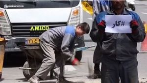 رقابت مسئولان برای سرِکار گذاشتن مردم/ چه‌کسی راست می‌گوید؟