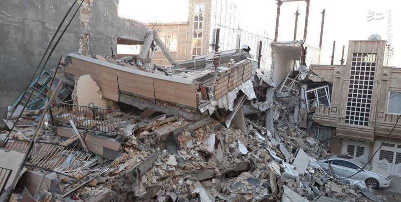 جزئیات زمین‌لرزه ۷.۳ ریشتری در غرب کشور/۴۰۷ کشته و ۶۷۰۰ مجروح/ انتقال مجروحان به تهران و کرج/ وقوع ۱۶۵ پس لرزه تا ساعت ۱۶:۳۰/ تقسیم مناطق زلزله زده میان ارتش و سپاه/ پرواز بالگردها هر ۵ دقیقه یکبار/ استفاده از سگ‌های زنده یاب/ دستور ویژه رئیس جمهور به وزرا+ تصاویر و فیلم